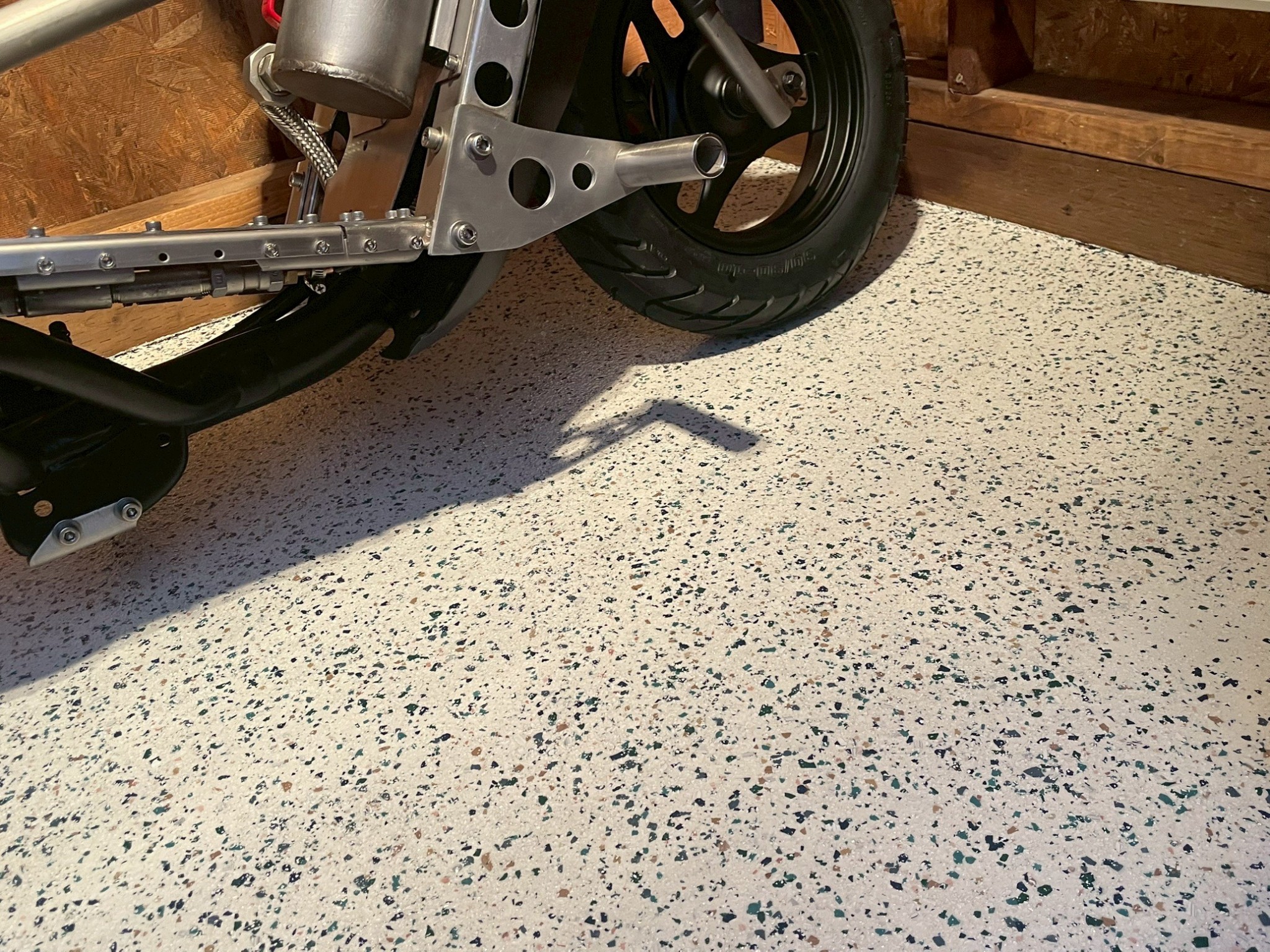 確かな安全性 — バイクの下まで広がるフレーク床